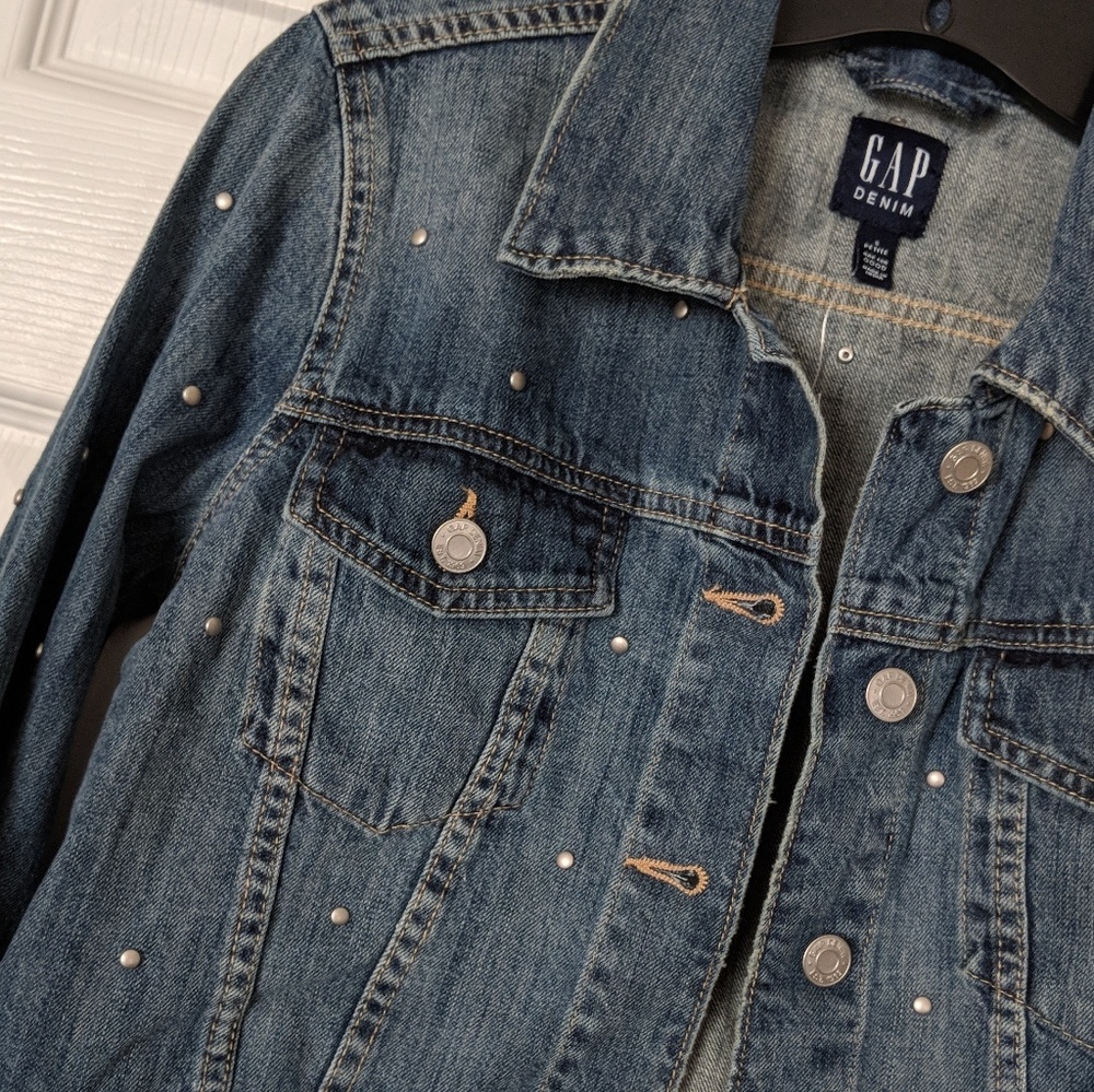 ๐๏ธ Crop Studded Denim Jacket - Picture 2 of 3
